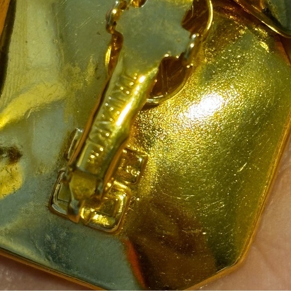 TRIFARI
EMERALD & CUSHION CUT bracelet and clip on earring set Rare - Picture 7 of 12